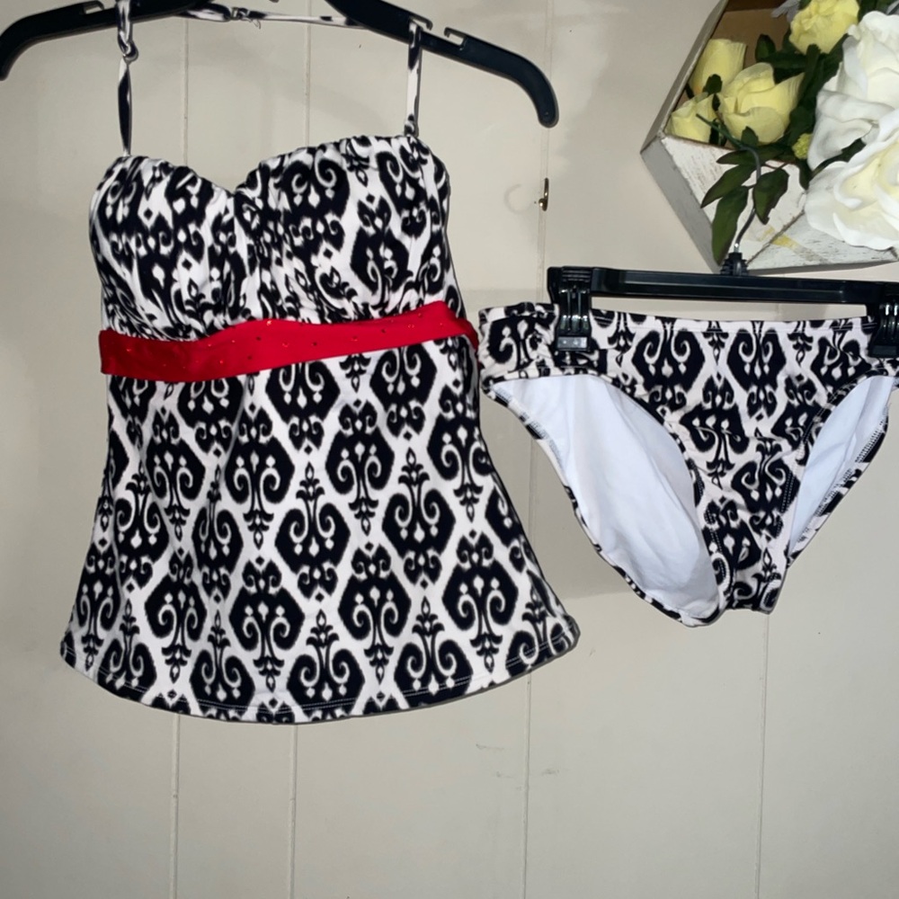 Stylish Black and White Women's Swimwear Set